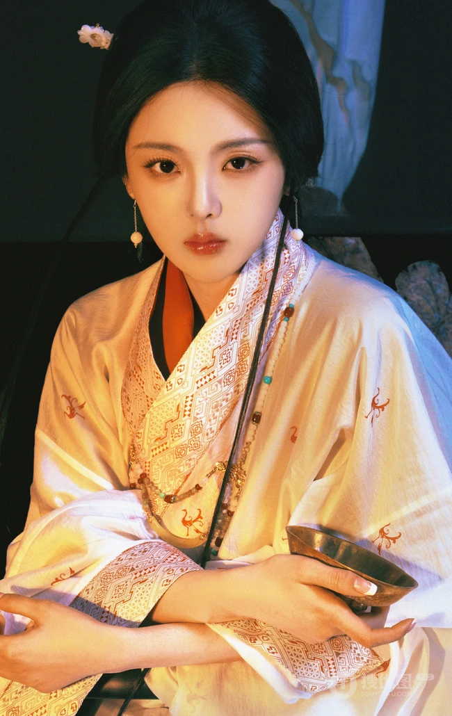 杨超越一袭魅力古装高清写真照，宛如上演一场后宫，宫廷凄然幽怨剧情