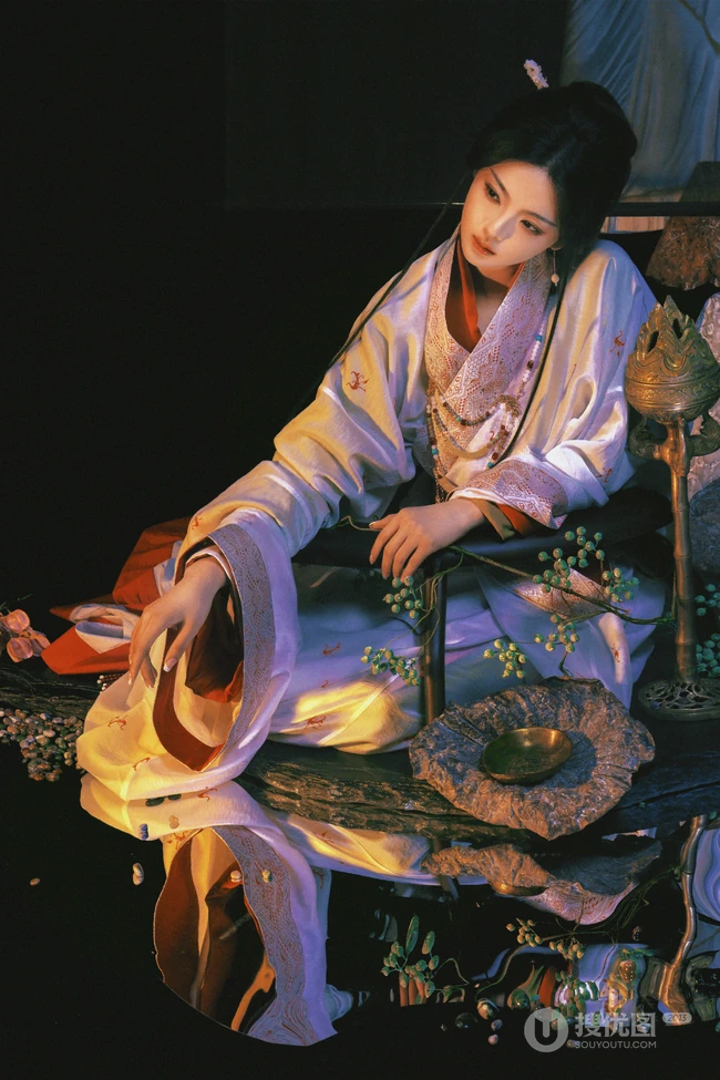 杨超越一袭魅力古装高清写真照，宛如上演一场后宫，宫廷凄然幽怨剧情