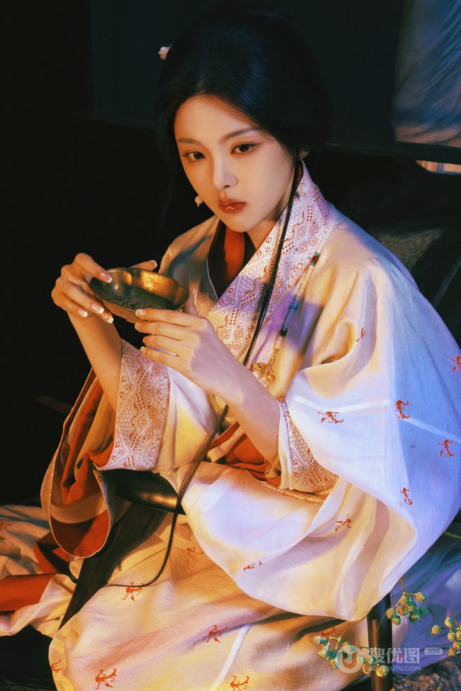 杨超越一袭魅力古装高清写真照，宛如上演一场后宫，宫廷凄然幽怨剧情