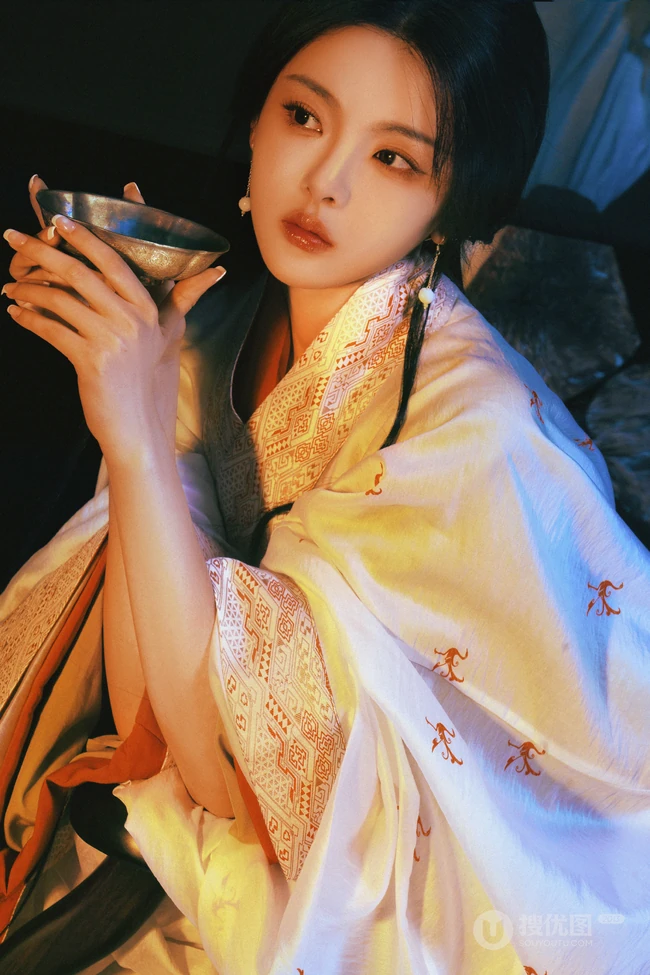 杨超越一袭魅力古装高清写真照，宛如上演一场后宫，宫廷凄然幽怨剧情