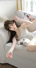 高颜值，气质，白皙，身材超哇塞的娇柔型女生MM室内沙发写真图集