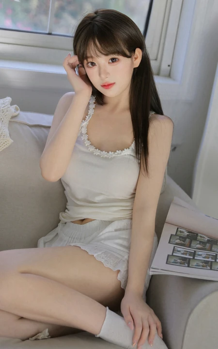 高颜值，气质，白皙，身材超哇塞的娇柔型女生MM室内沙发写真图集