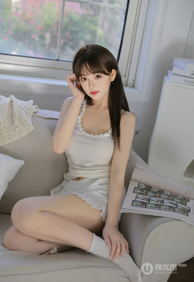 高颜值，气质，白皙，身材超哇塞的娇柔型女生MM室内沙发写真图集