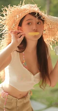 听风，懂你，我在公园等你，夏日气质短裤女生户外游玩随心超美写真图片
