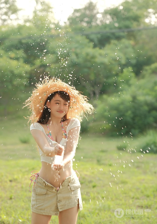 听风，懂你，我在公园等你，夏日气质短裤女生户外游玩随心超美写真图片