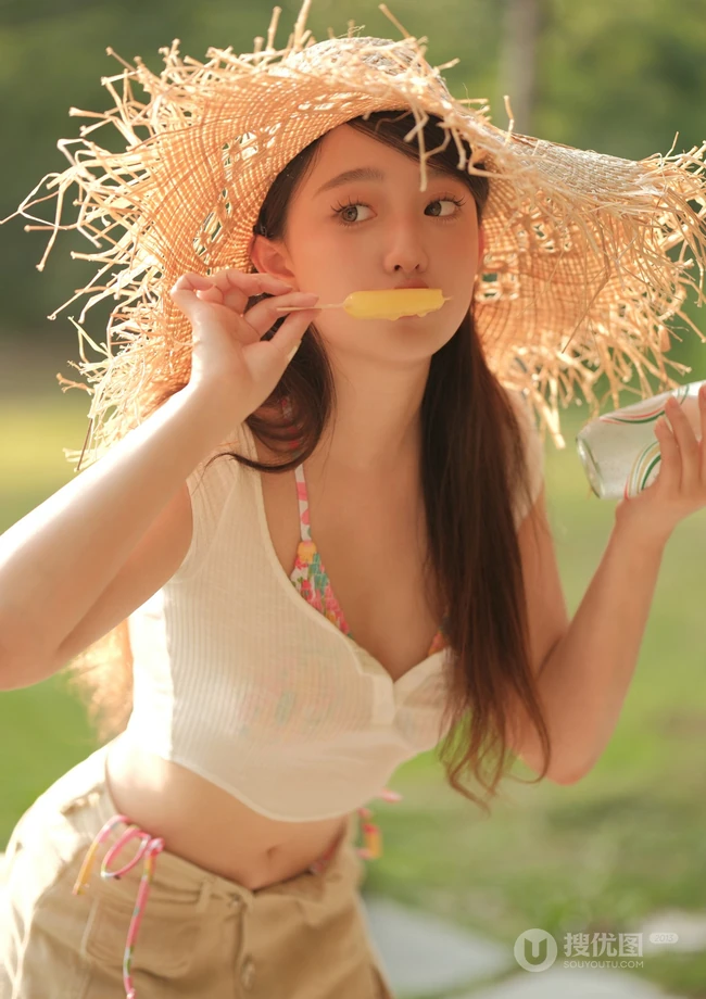 听风，懂你，我在公园等你，夏日气质短裤女生户外游玩随心超美写真图片