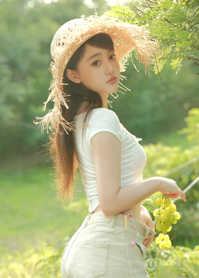 听风，懂你，我在公园等你，夏日气质短裤女生户外游玩随心超美写真图片