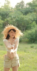 听风，懂你，我在公园等你，夏日气质短裤女生户外游玩随心超美写真图片