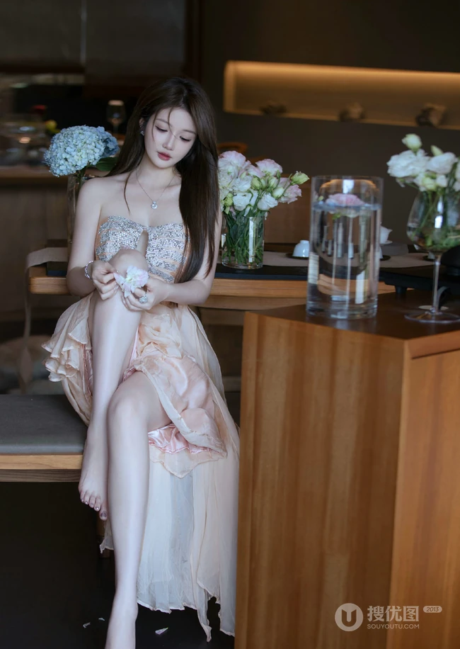 优雅，气质，黑色长发 礼裙长裙礼服装白皙气质女生气质写真图片