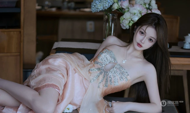 优雅，气质，黑色长发 礼裙长裙礼服装白皙气质女生气质写真图片