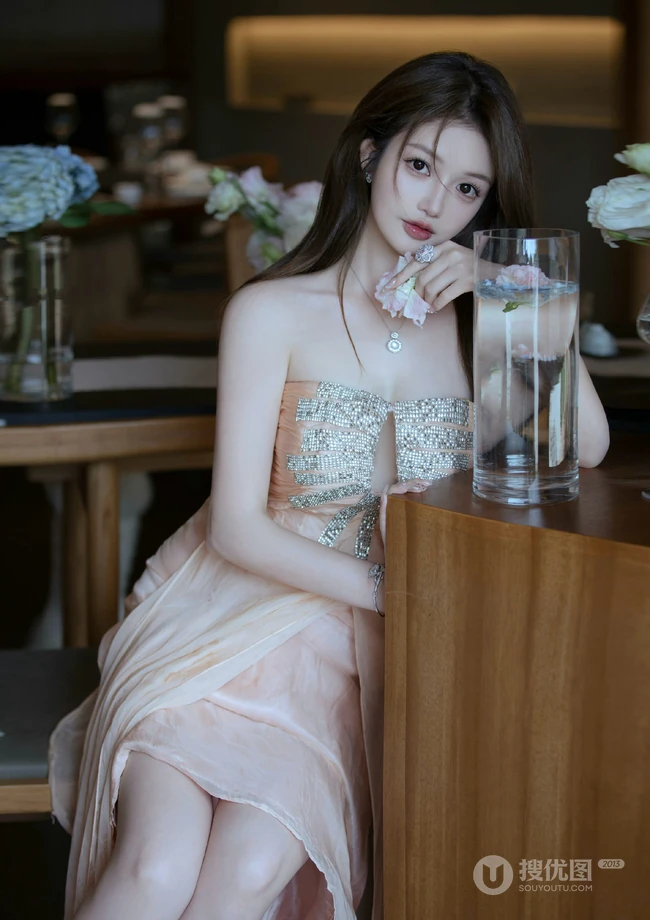 优雅，气质，黑色长发 礼裙长裙礼服装白皙气质女生气质写真图片