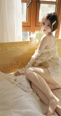 居家慵懒风，穿着奶黄肩带背心短裤的清甜少女高清室内写真照