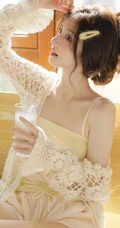 居家慵懒风，穿着奶黄肩带背心短裤的清甜少女高清室内写真照