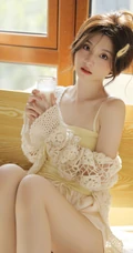 居家慵懒风，穿着奶黄肩带背心短裤的清甜少女高清室内写真照