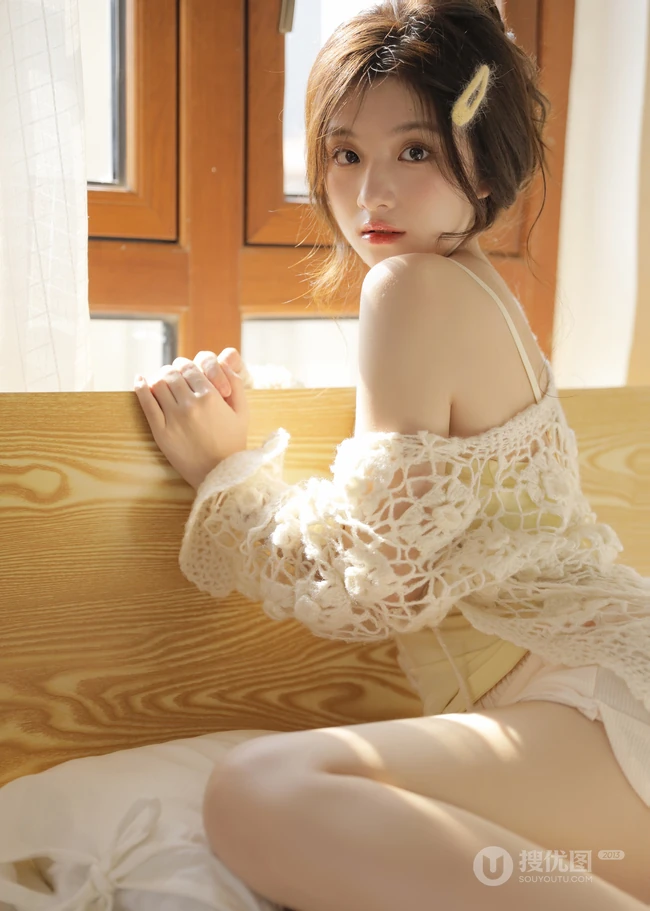 居家慵懒风，穿着奶黄肩带背心短裤的清甜少女高清室内写真照