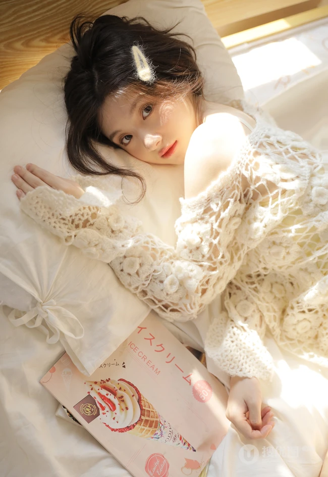 居家慵懒风，穿着奶黄肩带背心短裤的清甜少女高清室内写真照