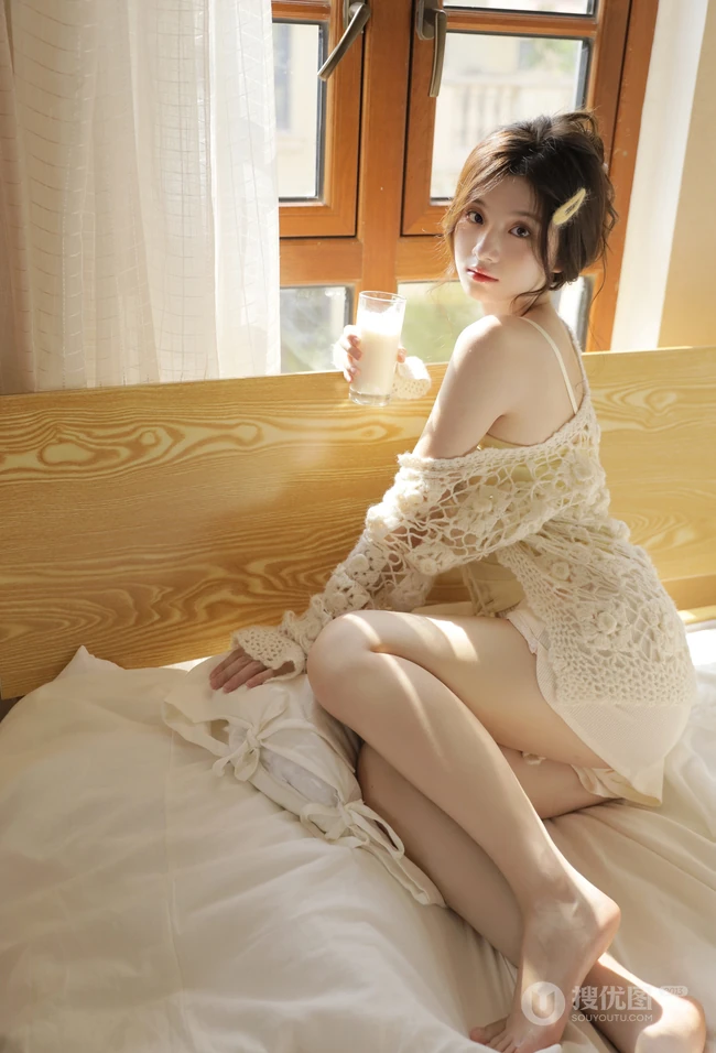 居家慵懒风，穿着奶黄肩带背心短裤的清甜少女高清室内写真照