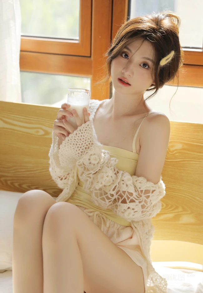 居家慵懒风，穿着奶黄肩带背心短裤的清甜少女高清室内写真照