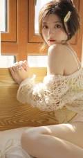 居家慵懒风，穿着奶黄肩带背心短裤的清甜少女高清室内写真照