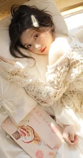 居家慵懒风，穿着奶黄肩带背心短裤的清甜少女高清室内写真照