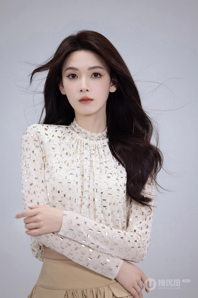 陈瑶高领衫加短裙时尚气质写真图片