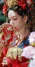 陈瑶一袭古装红妆，凤冠，灼灼艳桃李超美写真图片