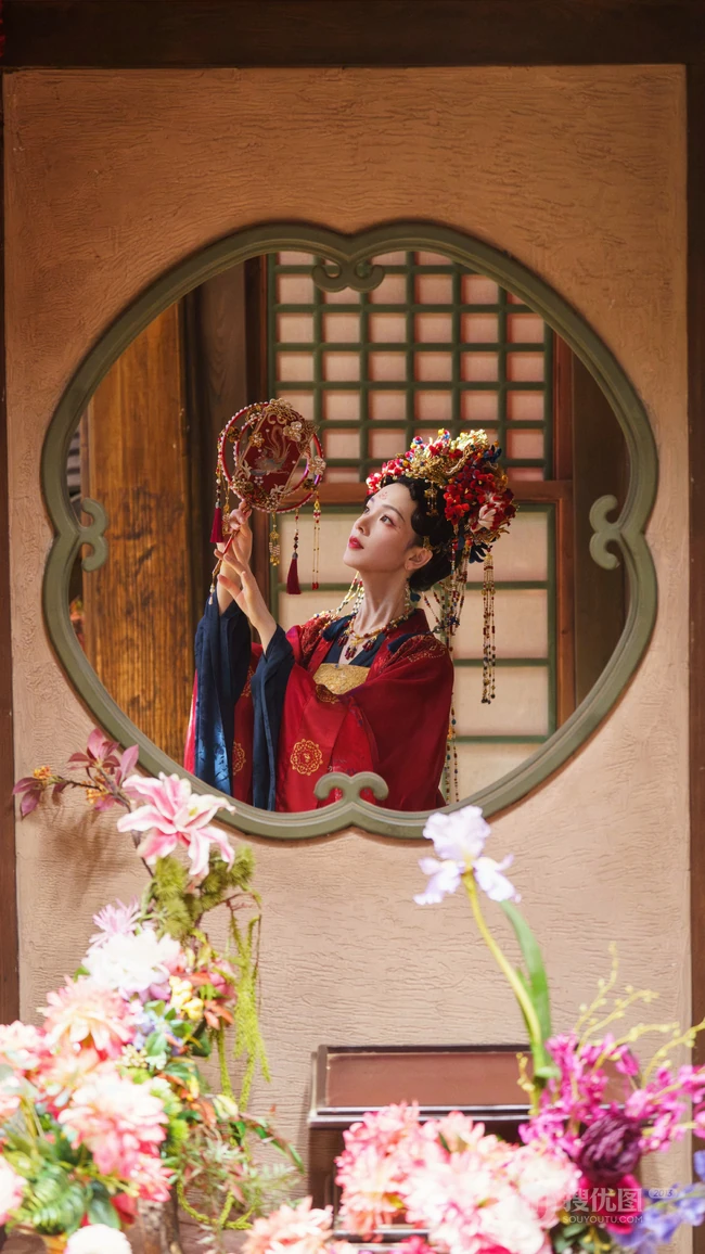 陈瑶一袭古装红妆，凤冠，灼灼艳桃李超美写真图片