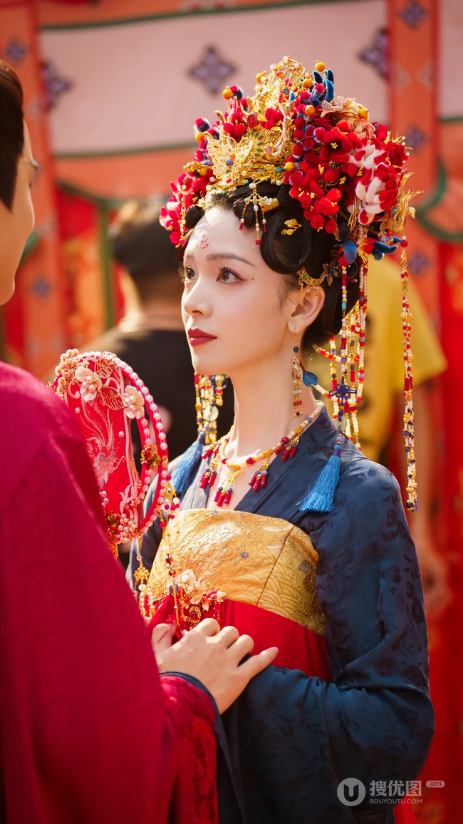 陈瑶一袭古装红妆，凤冠，灼灼艳桃李超美写真图片