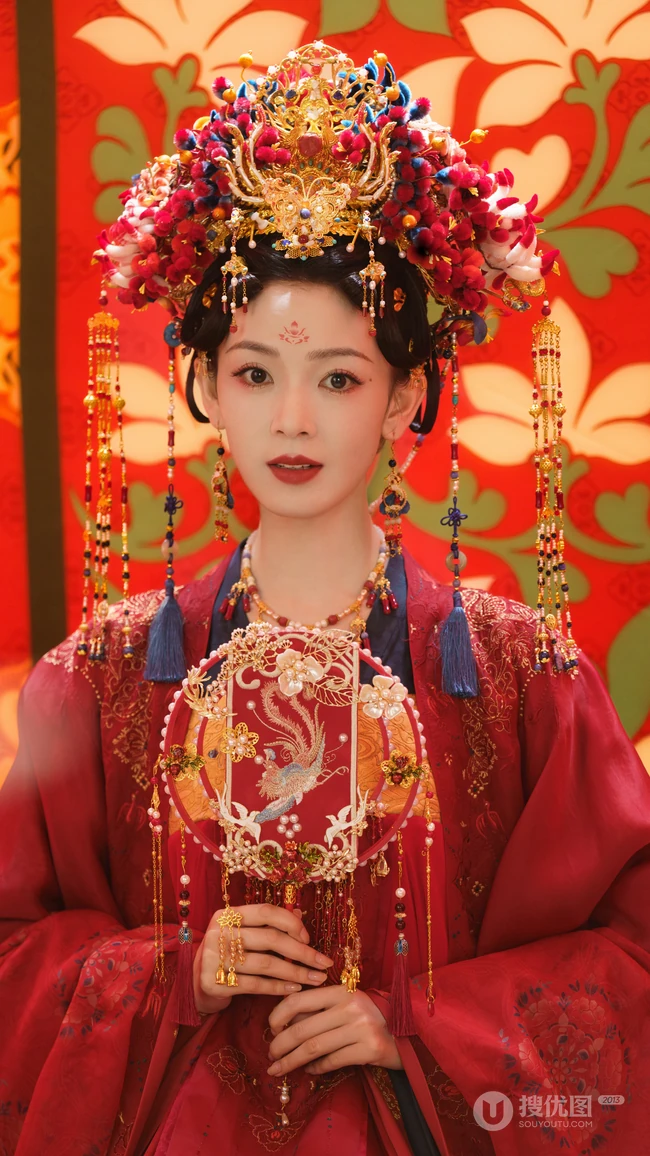 陈瑶一袭古装红妆，凤冠，灼灼艳桃李超美写真图片