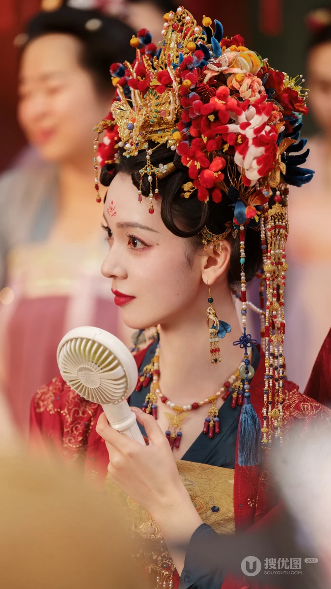 陈瑶一袭古装红妆，凤冠，灼灼艳桃李超美写真图片