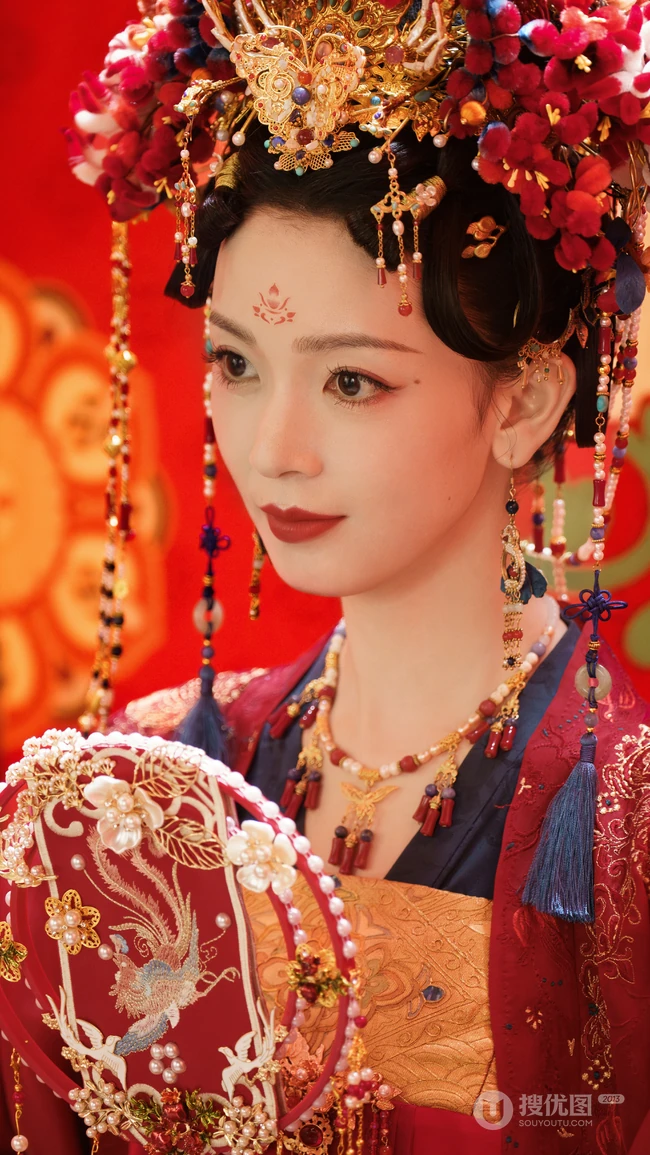陈瑶一袭古装红妆，凤冠，灼灼艳桃李超美写真图片