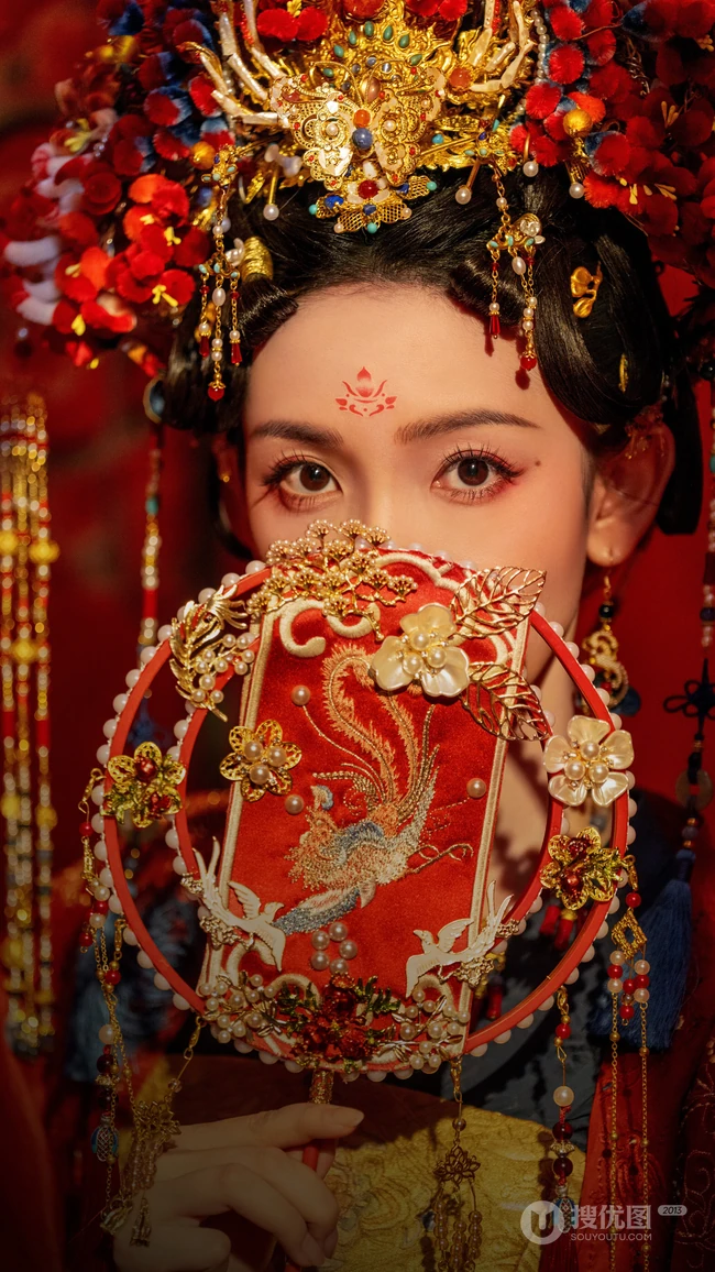 陈瑶一袭古装红妆，凤冠，灼灼艳桃李超美写真图片