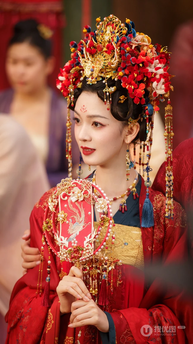 陈瑶一袭古装红妆，凤冠，灼灼艳桃李超美写真图片