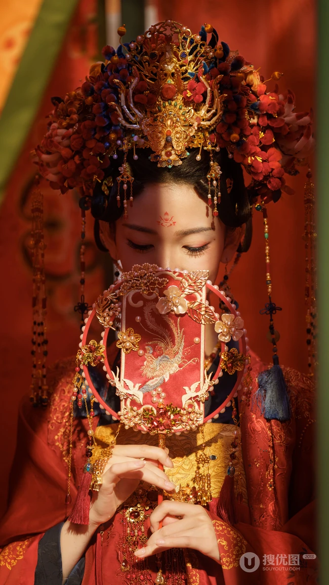 陈瑶一袭古装红妆，凤冠，灼灼艳桃李超美写真图片