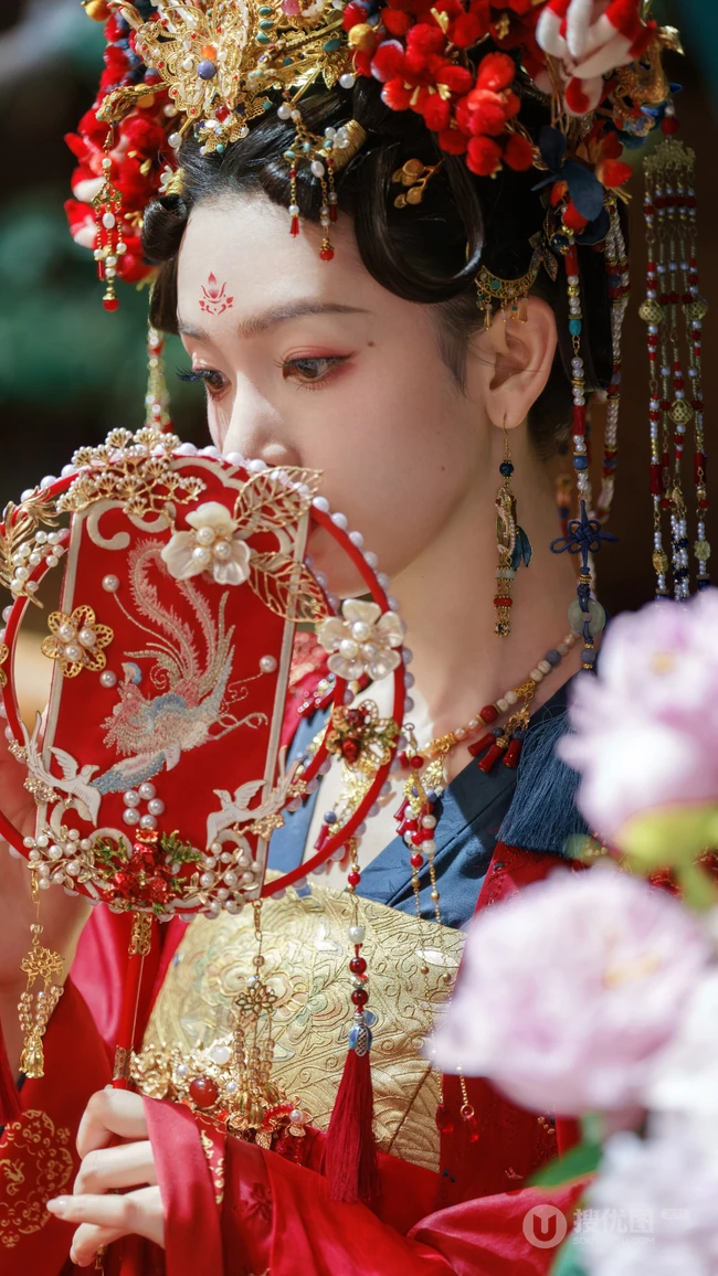 陈瑶一袭古装红妆，凤冠，灼灼艳桃李超美写真图片