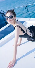 古力娜扎黑色吊带比基尼搭配墨镜显完美身材海上游艇手机壁纸图片