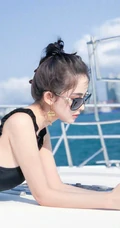 古力娜扎黑色吊带比基尼搭配墨镜显完美身材海上游艇手机壁纸图片