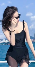 古力娜扎黑色吊带比基尼搭配墨镜显完美身材海上游艇手机壁纸图片