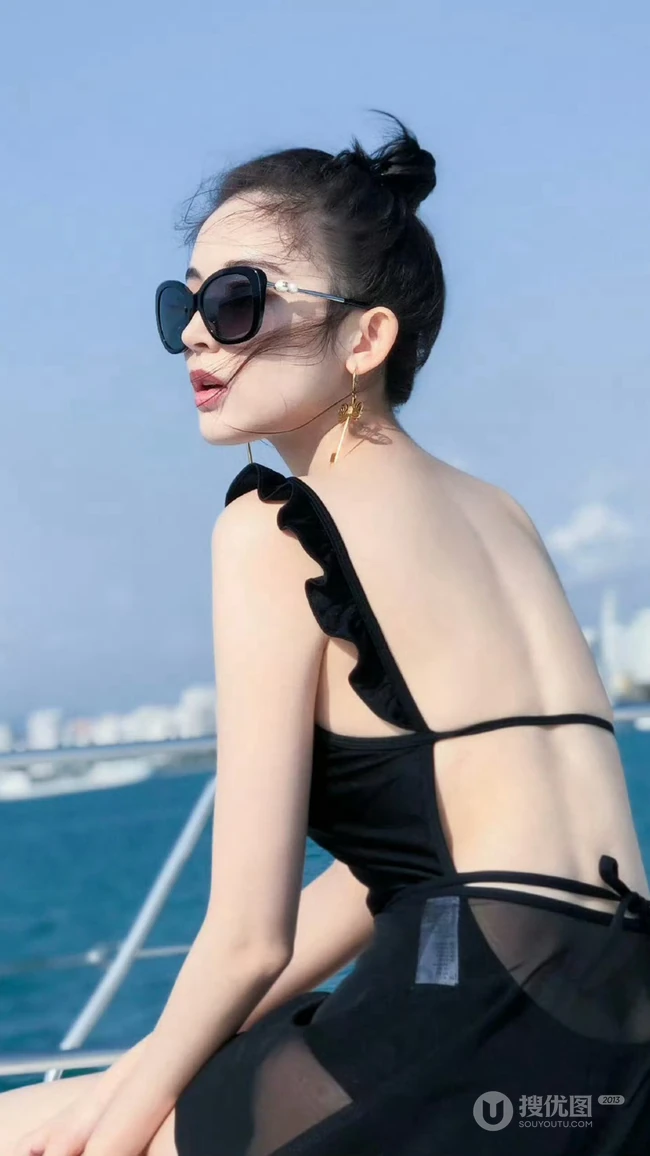 古力娜扎黑色吊带比基尼搭配墨镜显完美身材海上游艇手机壁纸图片