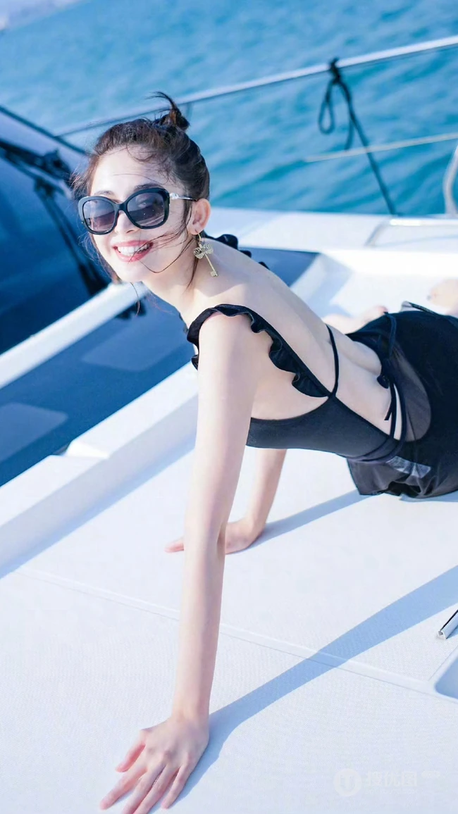 古力娜扎黑色吊带比基尼搭配墨镜显完美身材海上游艇手机壁纸图片