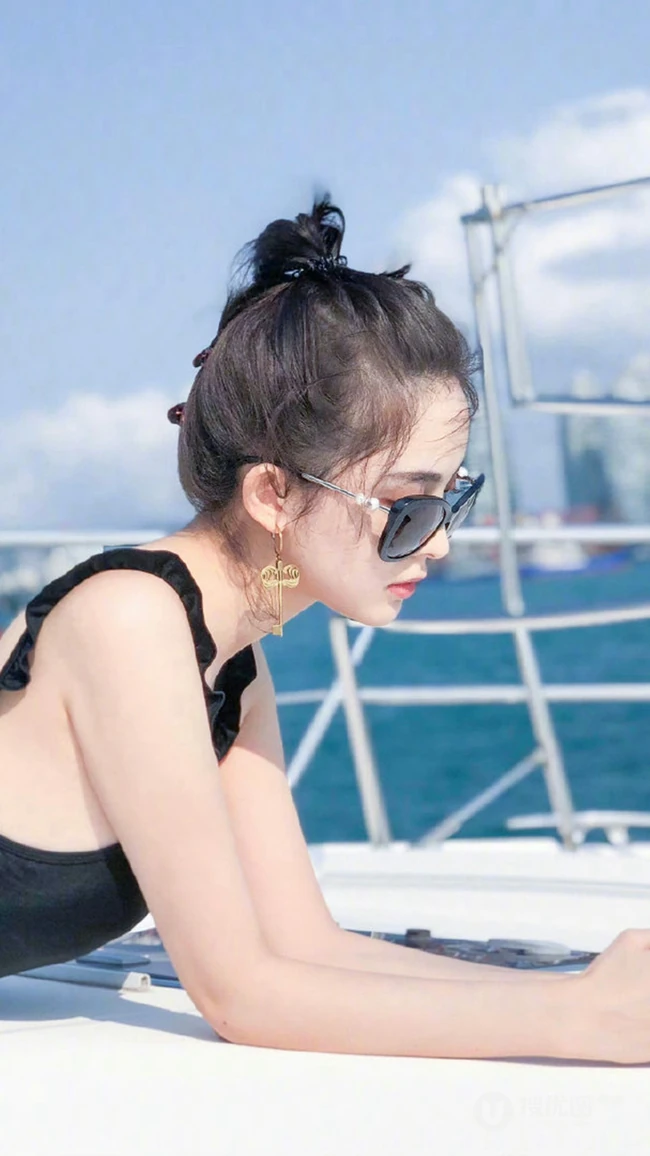 古力娜扎黑色吊带比基尼搭配墨镜显完美身材海上游艇手机壁纸图片
