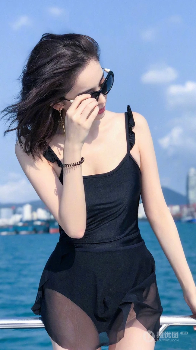 古力娜扎黑色吊带比基尼搭配墨镜显完美身材海上游艇手机壁纸图片