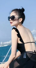 古力娜扎黑色吊带比基尼搭配墨镜显完美身材海上游艇手机壁纸图片