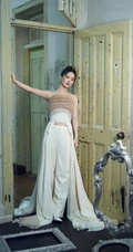 赵丽颖一袭礼裙礼服长裤清丽脱俗欧式风格写真图片