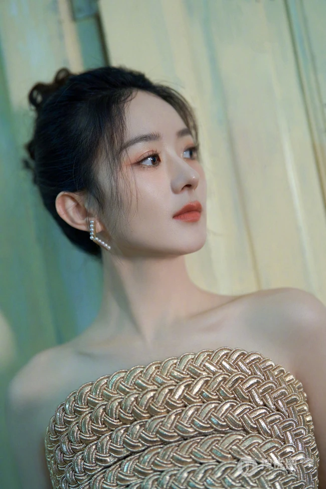 赵丽颖一袭礼裙礼服长裤清丽脱俗欧式风格写真图片
