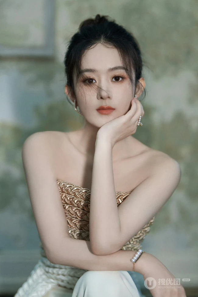 赵丽颖一袭礼裙礼服长裤清丽脱俗欧式风格写真图片