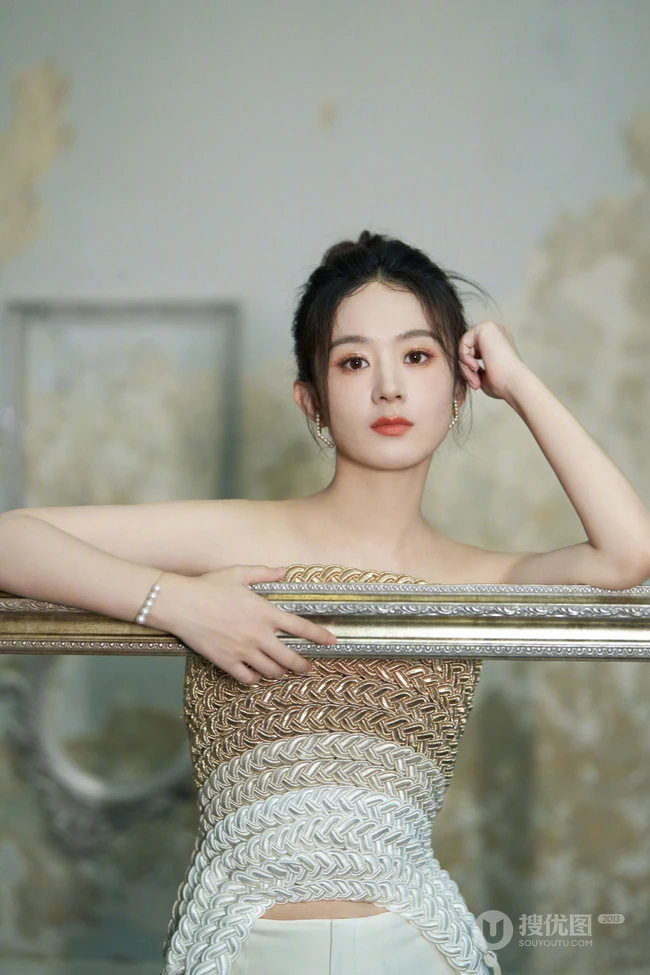 赵丽颖一袭礼裙礼服长裤清丽脱俗欧式风格写真图片