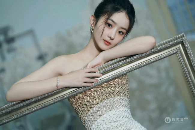 赵丽颖一袭礼裙礼服长裤清丽脱俗欧式风格写真图片