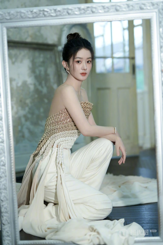 赵丽颖一袭礼裙礼服长裤清丽脱俗欧式风格写真图片