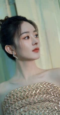 赵丽颖一袭礼裙礼服长裤清丽脱俗欧式风格写真图片